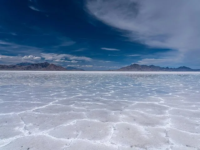 Weite Ansicht der Salzkrustenmuster auf den Bonneville-Salzflächen