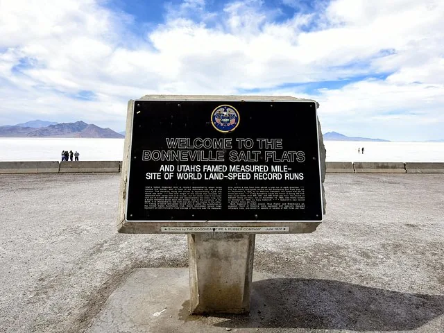 Willkommensschild an den Bonneville-Salzflächen mit Landschaft im Hintergrund