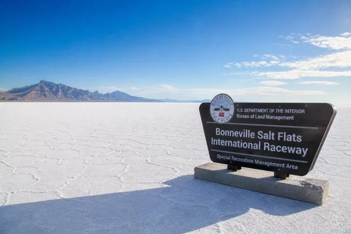 Letrero del Circuito Internacional del Salar de Bonneville sobre la costra de sal