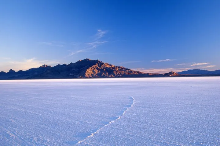 Luz de la hora dorada en el Salar de Bonneville y las montañas lejanas