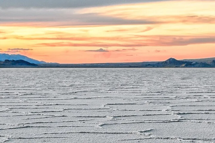 Atardecer sobre la costra de sal texturizada del Salar de Bonneville
