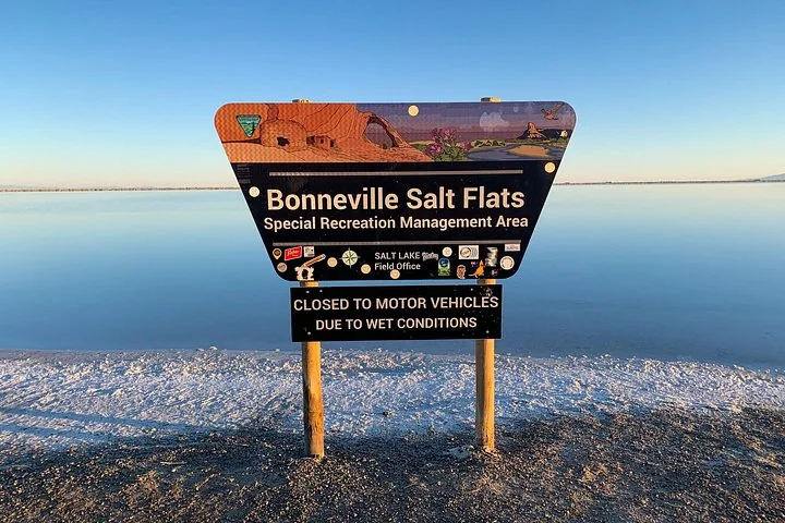 Schild, das darauf hinweist, dass die Bonneville-Salzflächen für Kraftfahrzeuge gesperrt sind