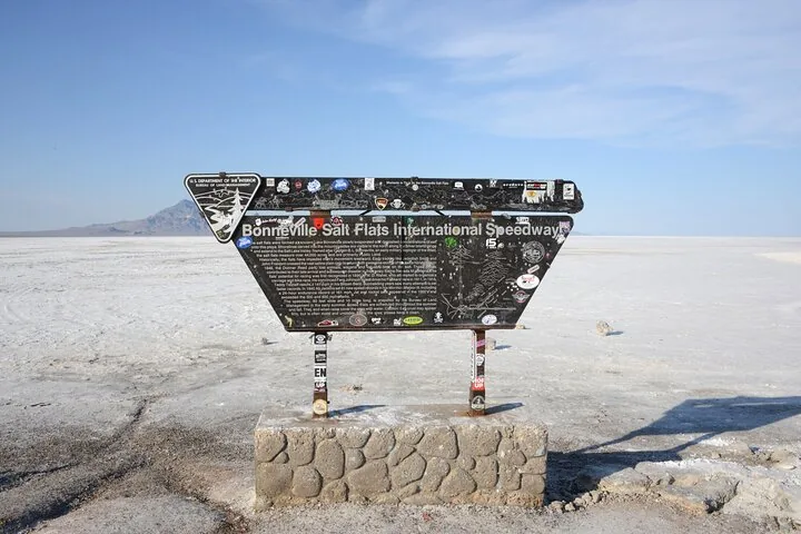 Informationstafel über den Bonneville Salt Flats International Speedway, mit Aufklebern beklebt