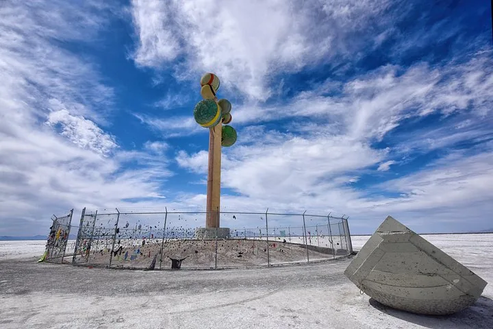 Metapher: Die Skulptur The Tree of Utah auf den Bonneville-Salzflächen