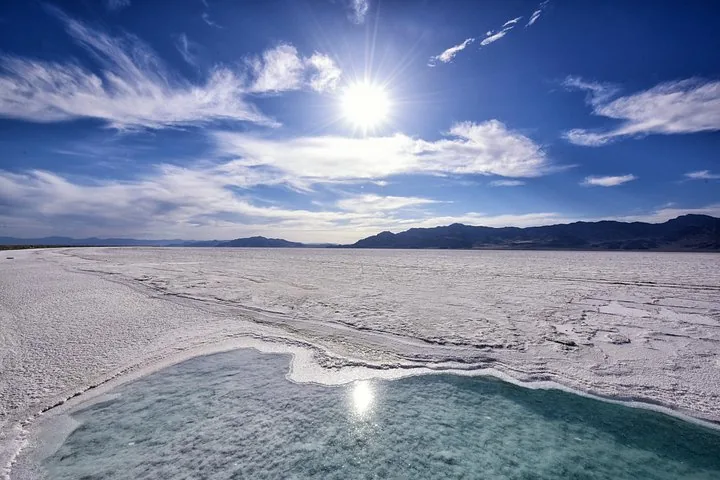 El sol brillando sobre la vasta extensión blanca de las Salinas de Bonneville