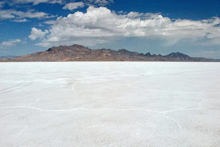 Weitblick über die Bonneville Salt Flats mit Bergen unter bewölktem Himmel