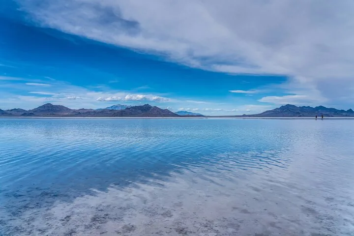 Agua reflejando el cielo en las Salinas de Bonneville inundadas